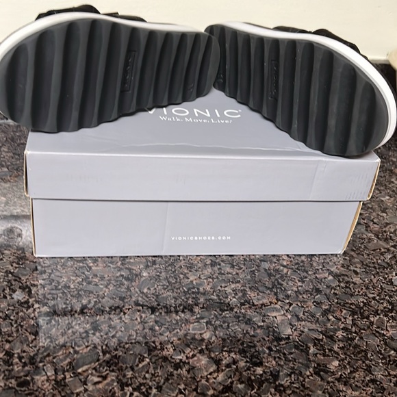 ☀️☀️HOST PICK☀️☀️Vionic Black Sandals with Chunky Sole☀️☀️☀️☀️☀️ - Picture 5 of 13